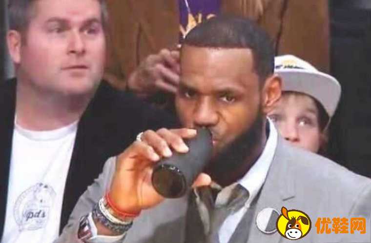 NBA球星喝水如同喝口服液是什么情况?NBA球星各种有趣的喝水图片大全欣赏!