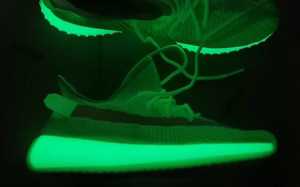 这双鞋子它会发光！Yeezy 350 V2 “Glow in the Dark” 更多实物图曝光